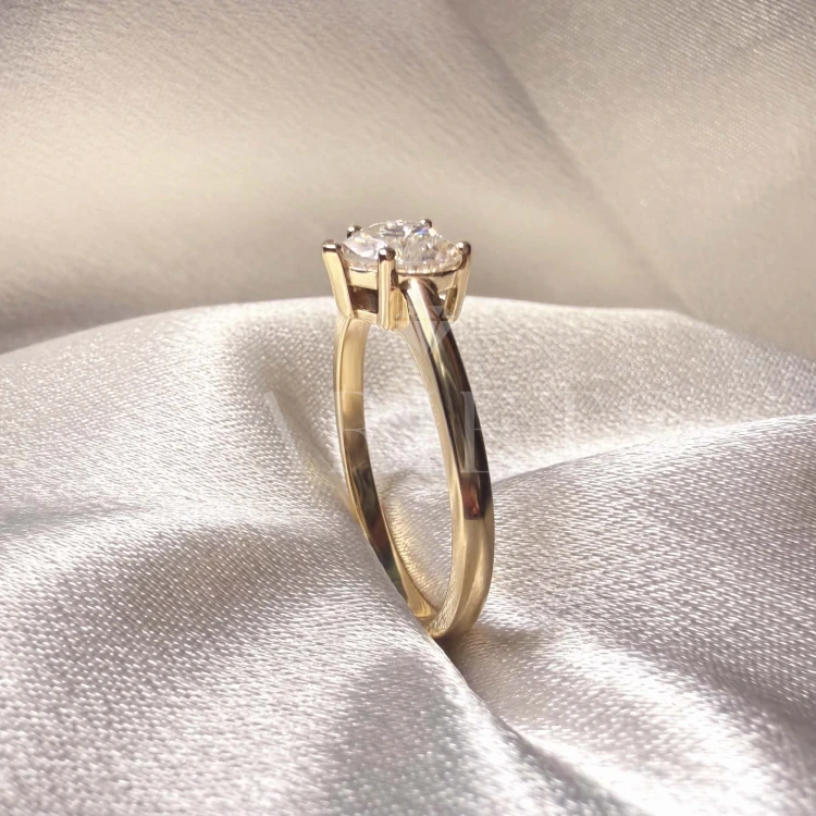 bague-fiancailles-solitaire-coeur-moissanite-1ct-taille-coeur-zoom-cote-or-jaune-hariets.jpg