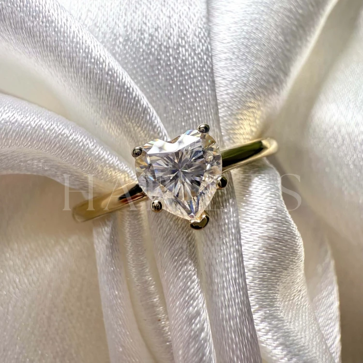 bague-fiancailles-solitaire-coeur-moissanite-1ct-taille-coeur-zoom-face-or-jaune-hariets.jpg