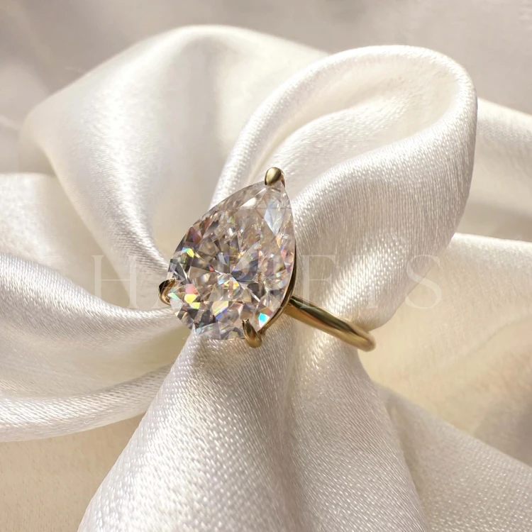 bague-fiancailles-royal-stones-moissanite-4ct-taille-poire-zoom-argent-glitare-hariets.jpg