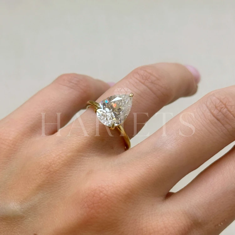 bague-fiancailles-royal-stones-moissanite-4ct-taille-poire-au-doigt-zoom-argent-glitare-hariets.jpg