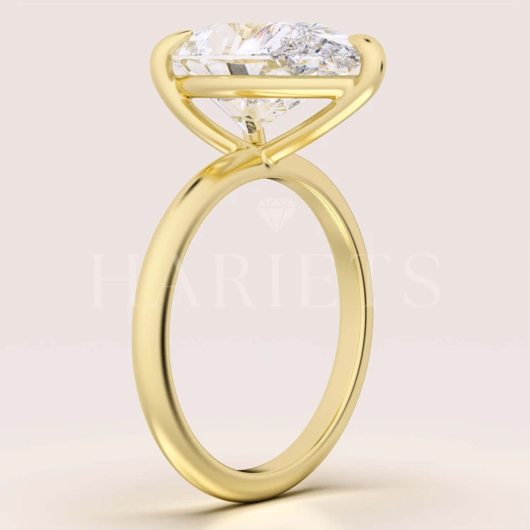bague-fiancailles-royal-stones-moissanite-4ct-taille-poire-côté-or-jaune-glitare-hariets.jpg
