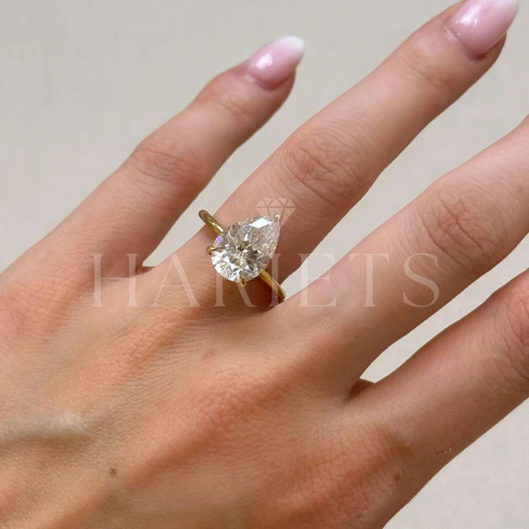 bague-fiancailles-royal-stones-moissanite-4ct-taille-poire-doigt-or-jaune-glitare-hariets.jpg