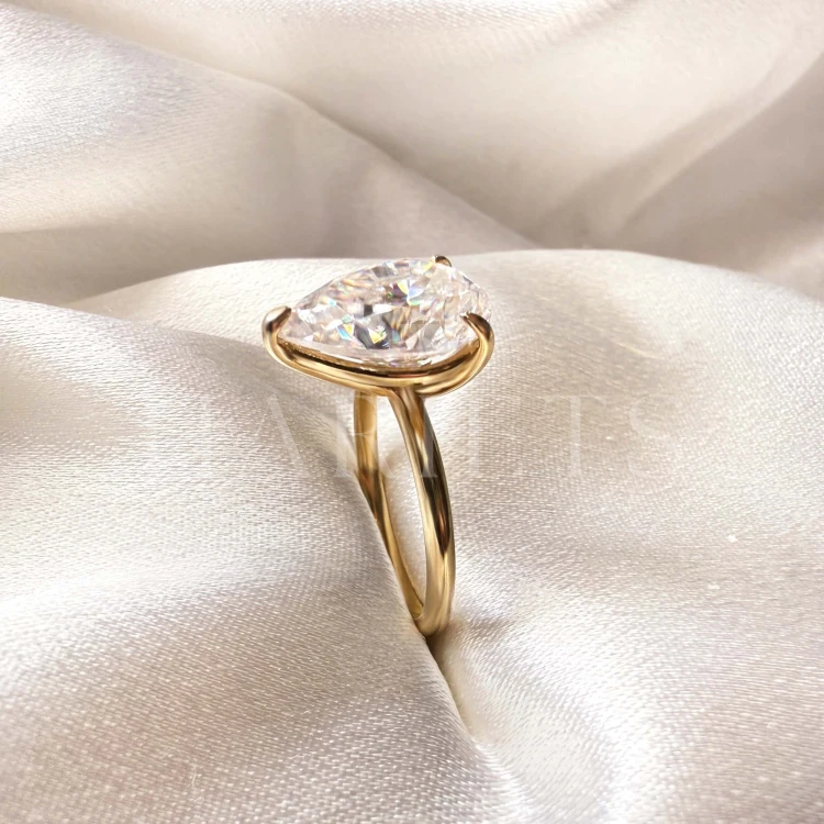 bague-fiancailles-royal-stones-moissanite-4ct-taille-poire-zoom-côté-or-jaune-glitare-hariets.jpg