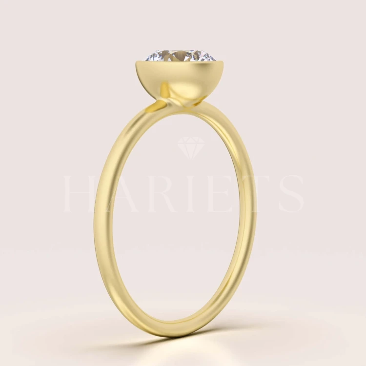 bague-fiancailles-bezel-hope-moissanite-1ct-taille-brillant-vue-cote-or-jaune-hariets.jpg