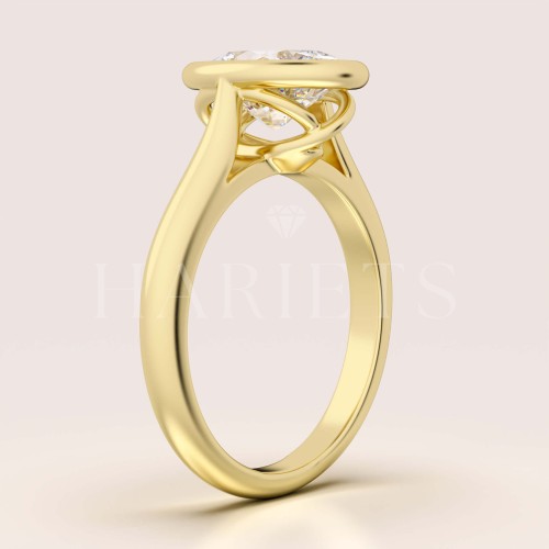 bague-fiancailles-bezel-moissanite-1-2ct-taille-ovale-cote-or-jaune-amora-hariets.jpg