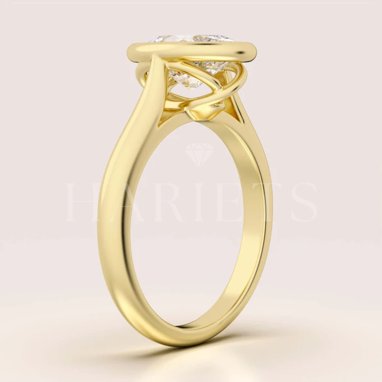 bague-fiancailles-bezel-moissanite-1-2ct-taille-ovale-cote-or-jaune-amora-hariets.jpg