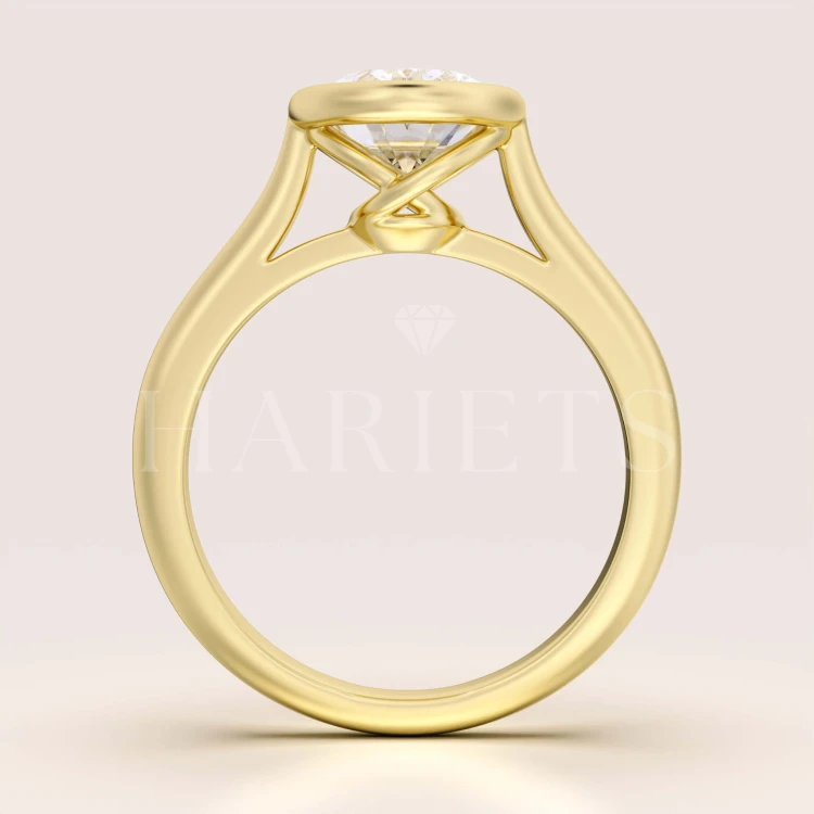 bague-fiancailles-bezel-moissanite-1-2ct-taille-ovale-face-or-jaune-amora-hariets.jpg