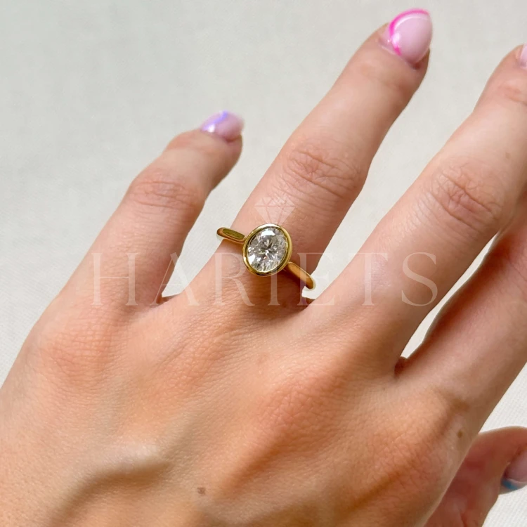 bague-fiancailles-bezel-moissanite-1-2ct-taille-ovale-sur-doigt-or-jaune-amora-hariets.jpg