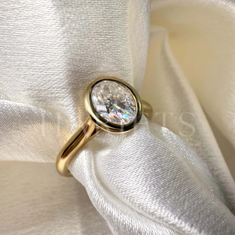bague-fiancailles-bezel-moissanite-1-2ct-taille-ovale-gros-plan-or-jaune-amora-hariets-2.jpg
