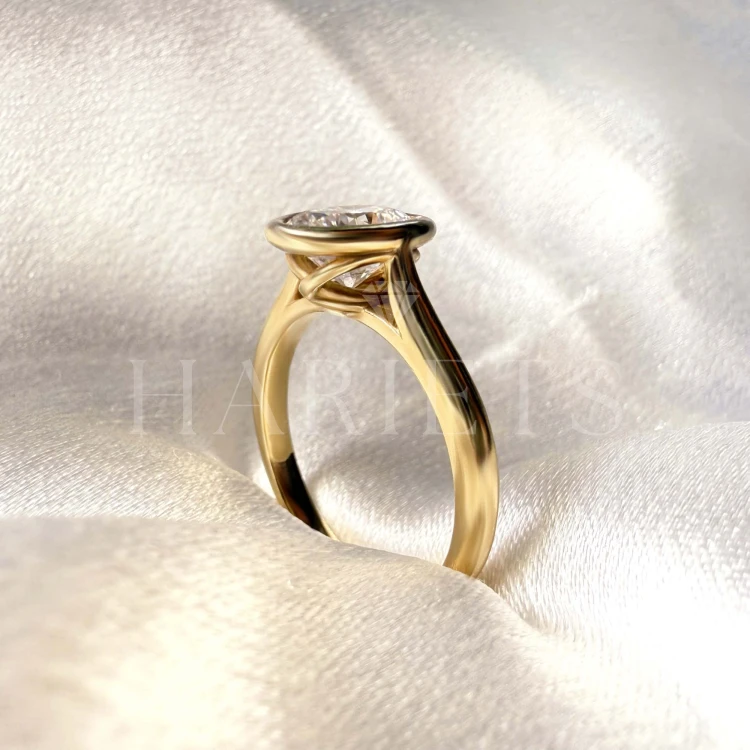 bague-fiancailles-bezel-moissanite-1-2ct-taille-ovale-gros-plan-cote-or-jaune-amora-hariets.jpg