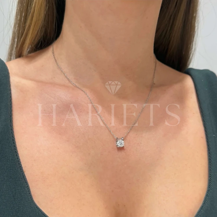 collier-avec-moissanite-1ct-argent-cou-lumina-hariets.jpg