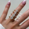 bague-fiancailles-solitaire-forever-moissanite-taille-ovale-sur-doigt-comparaison-or-jaune-hariets.jpg