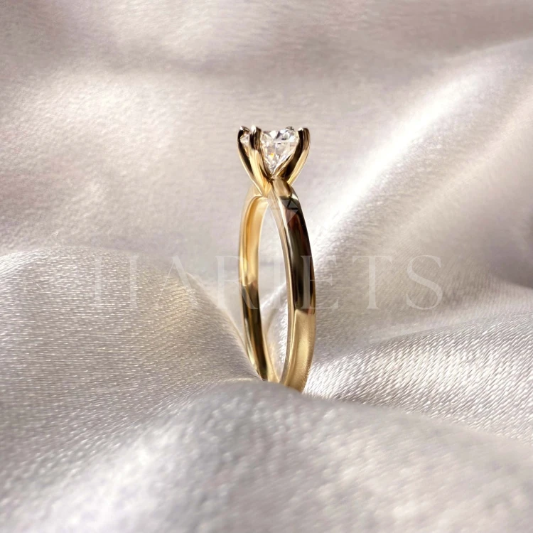 bague-fiancailles-flare-moissanite-0-05ct-taille-brillant-gros-plan-cote-or-jaune-hariets.jp