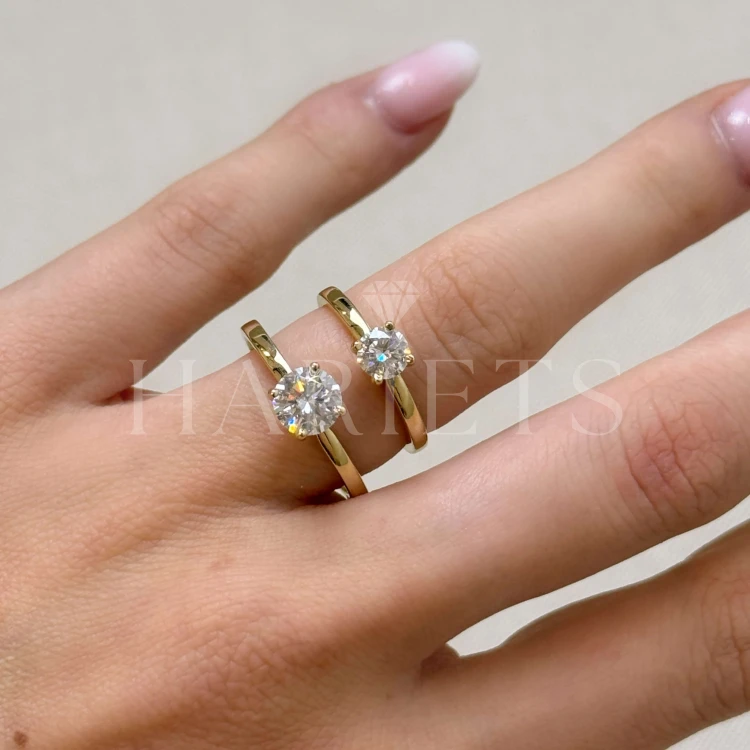 bague-fiancailles-flare-moissanite-1ct-taille-brillant-sur-doigt-comparaison-or-jaune-hariets.jpg