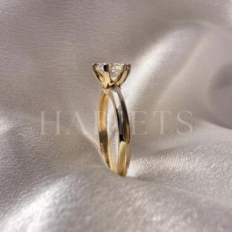 bague-fiancailles-moissanite-1ct-taille-brillant-gros-plan-côté-or-jaune-hariets.jpg