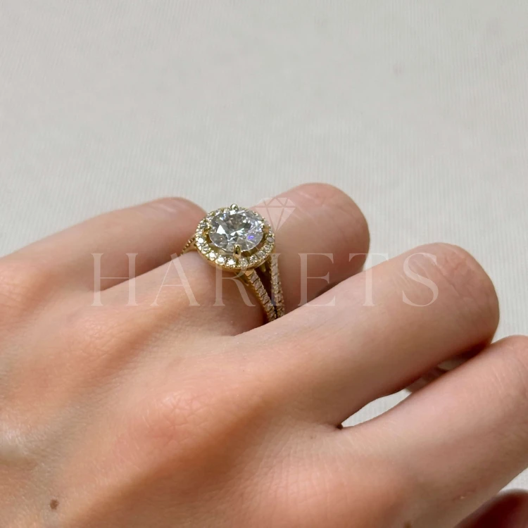 bague-fiancailles-halo-moissanite-2ct-taille-brillant-au-doigt-côté-or-jaune-dualrail-hariets.jpg