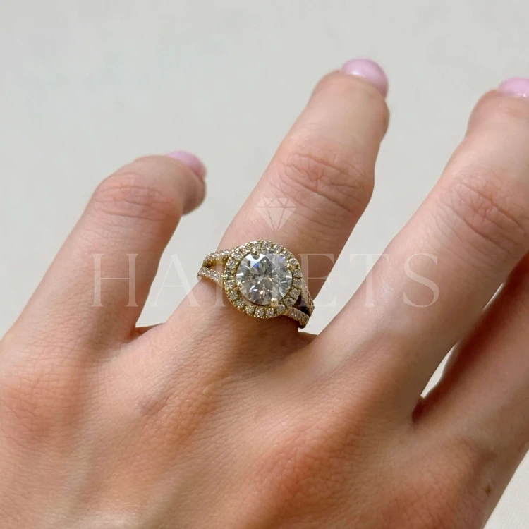 bague-fiancailles-halo-moissanite-2ct-taille-brillant-au-doigt-or-jaune-dualrail-hariets.jpg