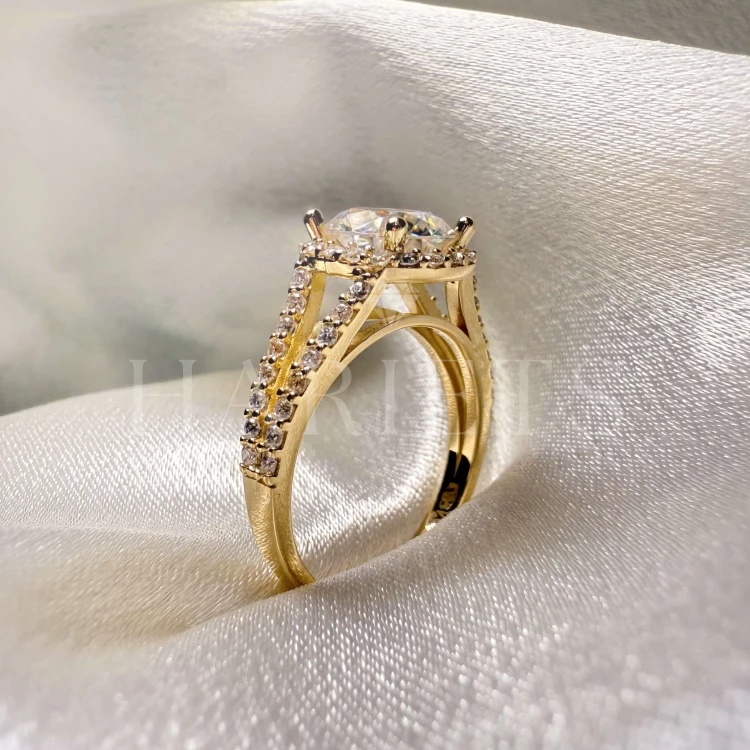 bague-fiancailles-halo-moissanite-2ct-taille-brillant-gros-plan-côté-or-jaune-dualrail-hariets1.jpg