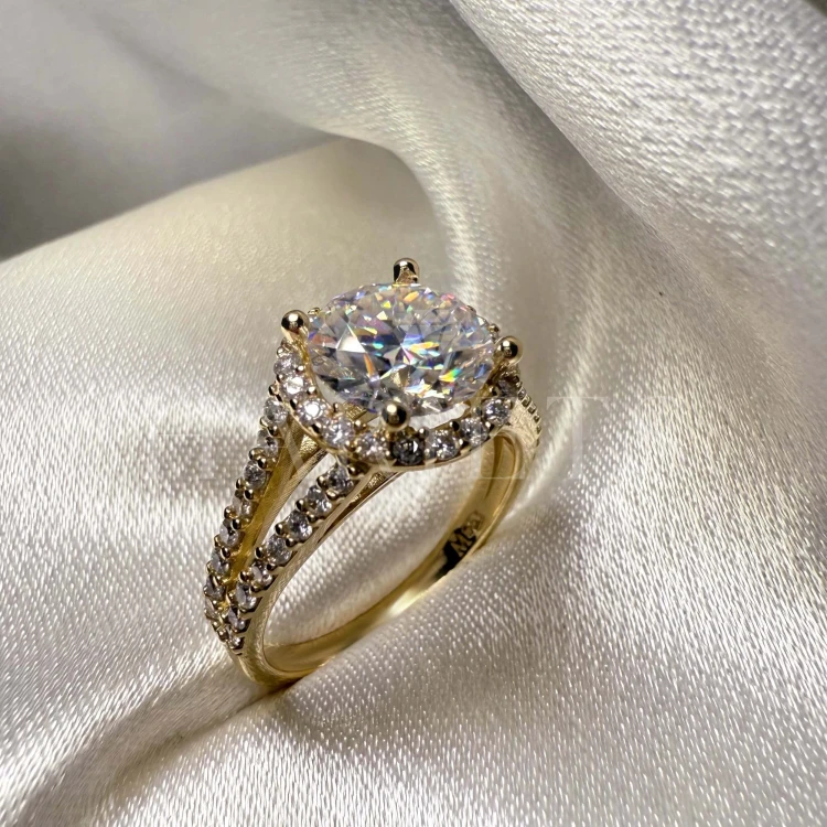 bague-fiancailles-halo-moissanite-2ct-taille-brillant-gros-plan-côté-or-jaune-dualrail-hariets.jpg