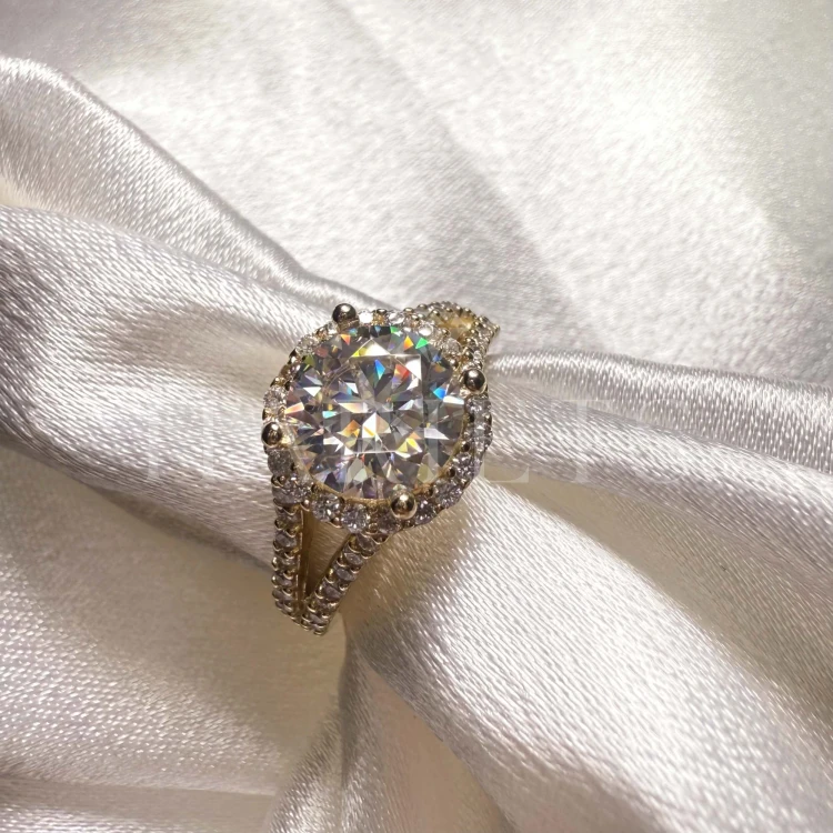 bague-fiancailles-halo-moissanite-2ct-taille-brillant-gros-plan-or-jaune-dualrail-hariets.jpg