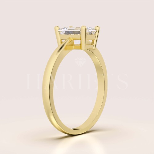 bague-fiancailles-solitaire-rapture-moissanite-1ct-taille-émeraude-côté-or-jaune-hariets.jpg