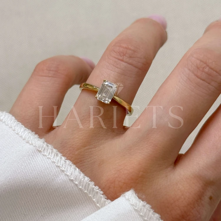 bague-fiancailles-solitaire-rapture-moissanite-1ct-taille-émeraude-au-doigt-or-jaune-hariets.jpg
