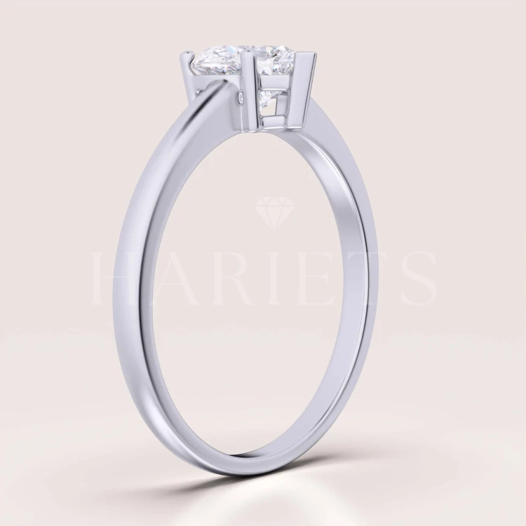 bague-fiancailles-solitaire-cœur-moissanite-1ct-taille-cœur-côté-or-blanc-hariets.jpg