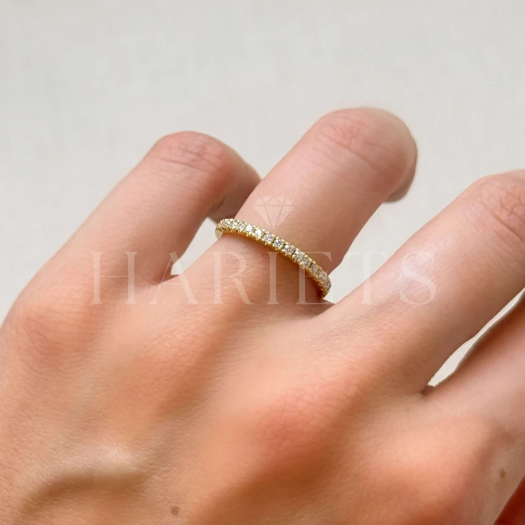 alliance-avec-moissanites-0-27ct-taille-brillant-doigt-cote-or-jaune-harmony-hariets.jpg