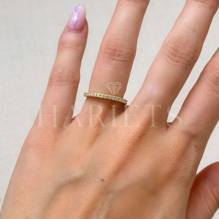 alliance-avec-moissanites-0-27ct-taille-brillant-doigt-or-jaune-harmony-hariets.jpg