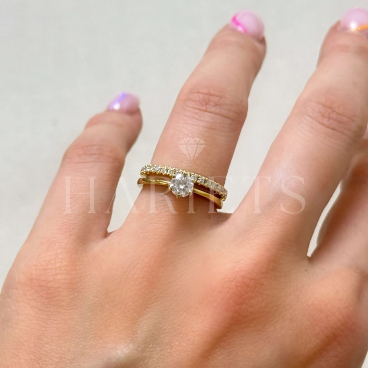 alliance-avec-moissanites-0-27ct-taille-brillant-doigt-set-or-jaune-harmony-hariets.jpg