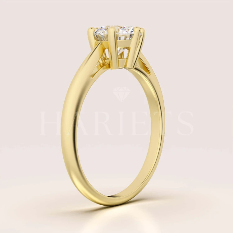 bague-de-fiancailles-solitaire-prisma-moissanite-1ct-taille-brillant-cote-or-jaune-hariets.jpg
