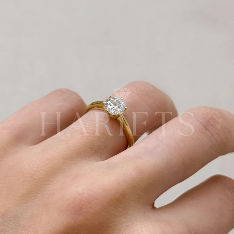 bague-de-fiancailles-solitaire-prisma-moissanite-1ct-taille-brillant-doigt-cote-or-jaune-hariets.jpg
