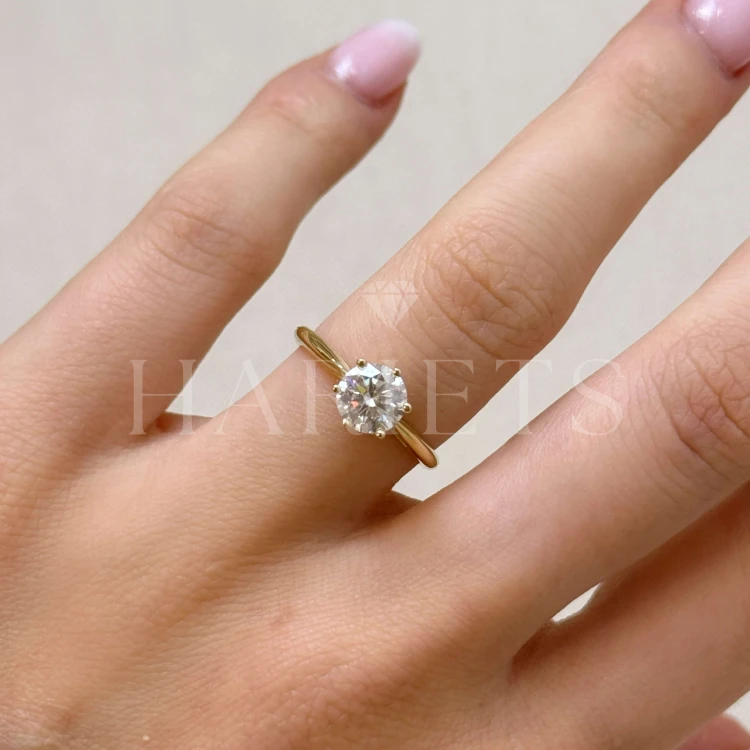 bague-de-fiancailles-solitaire-prisma-moissanite-1ct-taille-brillant-doigt-or-jaune-hariets.jpg