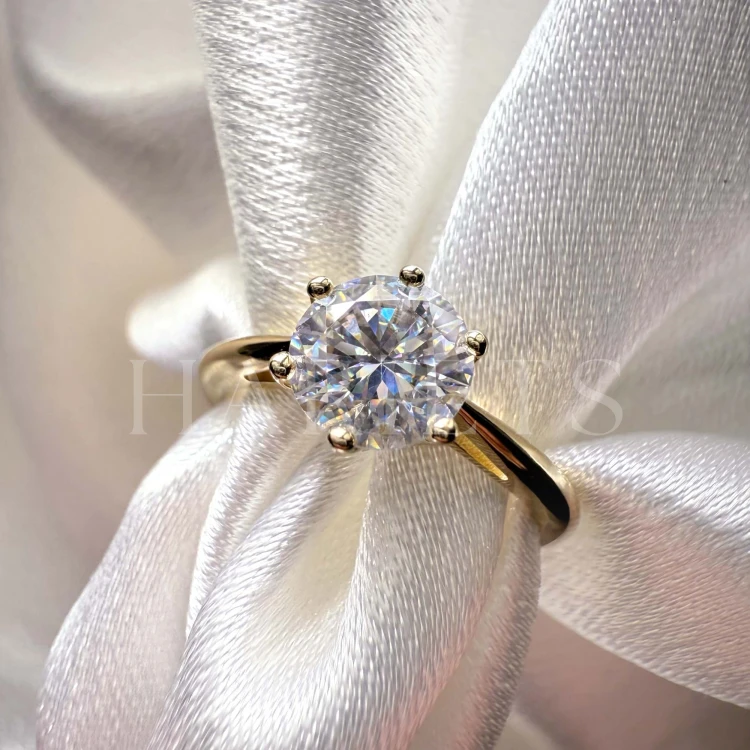bague-de-fiancailles-solitaire-prisma-moissanite-1ct-taille-brillant-zoom-face-or-jaune-hariets.jpg