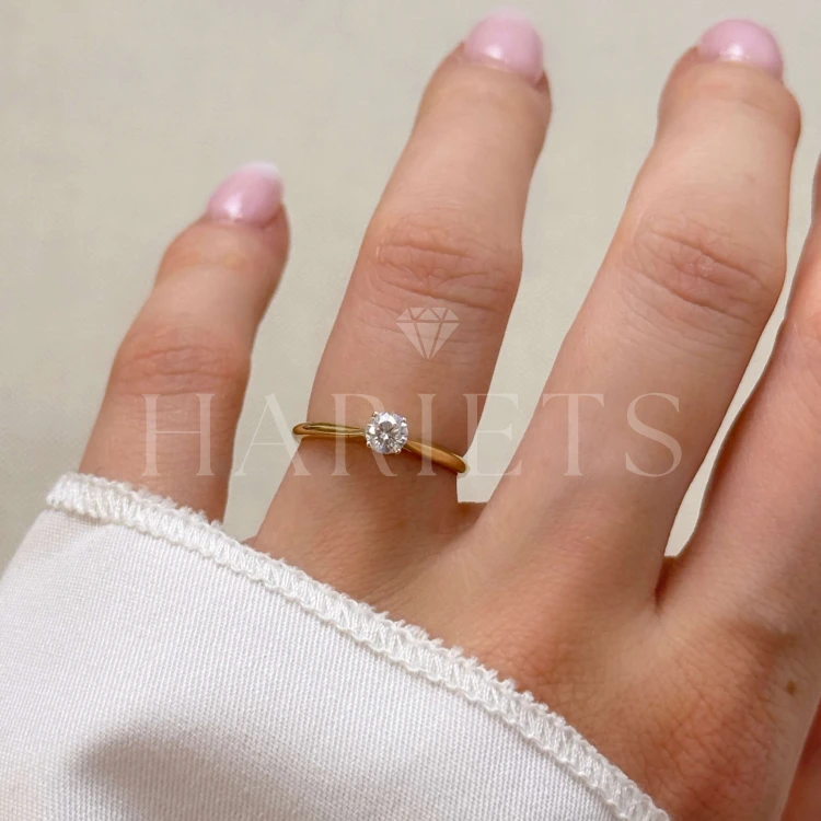 bague-de-fiancailles-solitaire-blink-moissanite-0-3ct-taille-brillant-doigt-zoom-or-jaune-hariets.jpg