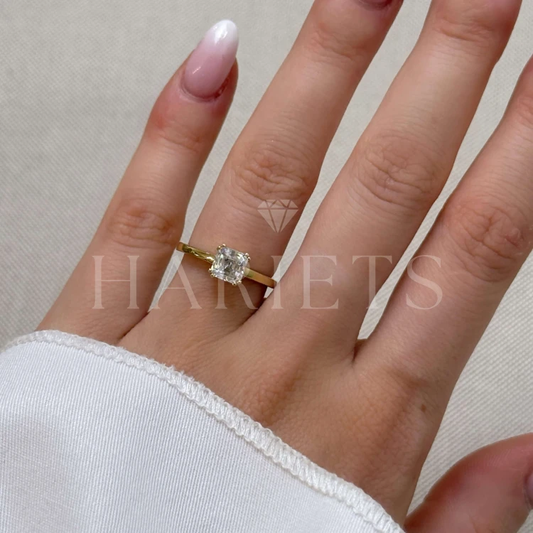 bague-de-fiancailles-solitaire-dazzle-moissanite-1ct-taille-asscher-doigt-or-jaune-hariets.jpg