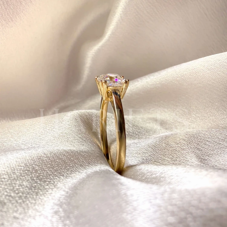 bague-de-fiancailles-solitaire-dazzle-moissanite-1ct-taille-asscher-zoom-cote-or-jaune-hariets.jpg