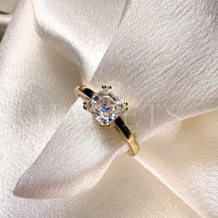 bague-de-fiancailles-solitaire-dazzle-moissanite-1ct-taille-asscher-zoom-or-jaune-hariets.jpg