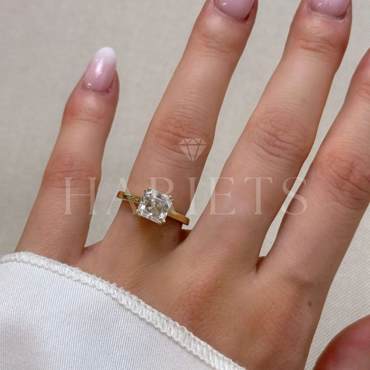 bague-de-fiancailles-solitaire-dazzle-moissanite-2ct-taille-asscher-doigt-or-jaune-hariets.jpg