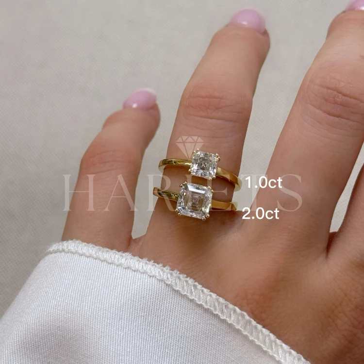 bague-de-fiancailles-solitaire-dazzle-moissanite-0-5-1ct-taille-asscher-doigt-comparaison-or-jaune-hariets.jpg