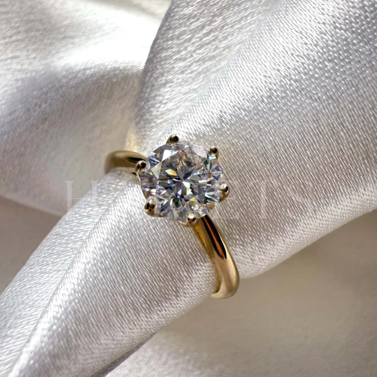 bague-de-fiancailles-solitaire-classic-moissanite-1ct-taille-brillant-zoom-face-or-jaune-hariets.jpg