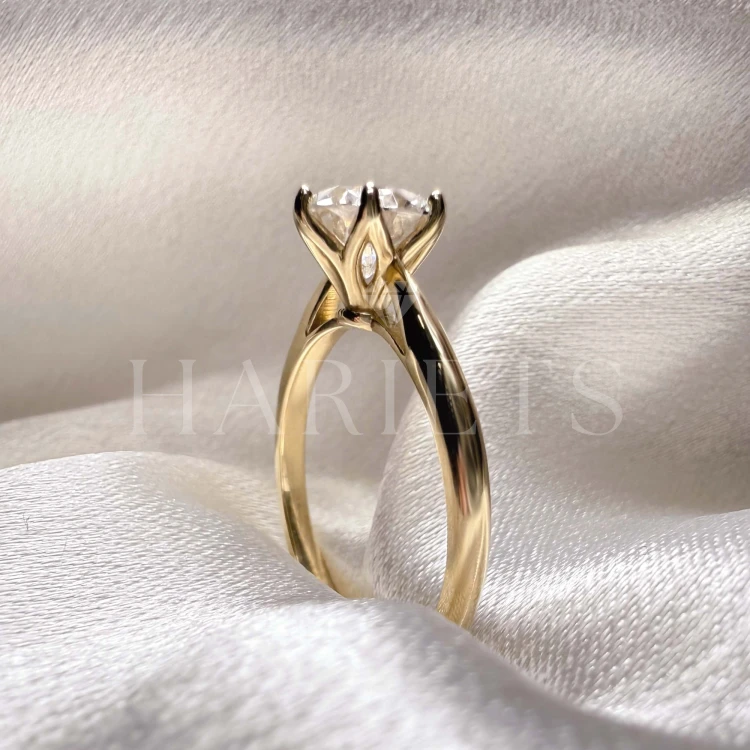 bague-de-fiancailles-solitaire-classic-moissanite-1ct-taille-brillant-zoom-cote-or-jaune-hariets.jpg