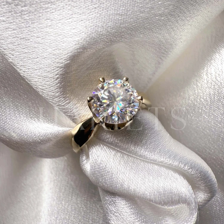 bague-de-fiancailles-solitaire-whisper-moissanite-3ct-taille-brillant-zoom-face-or-jaune-hariets.jpg