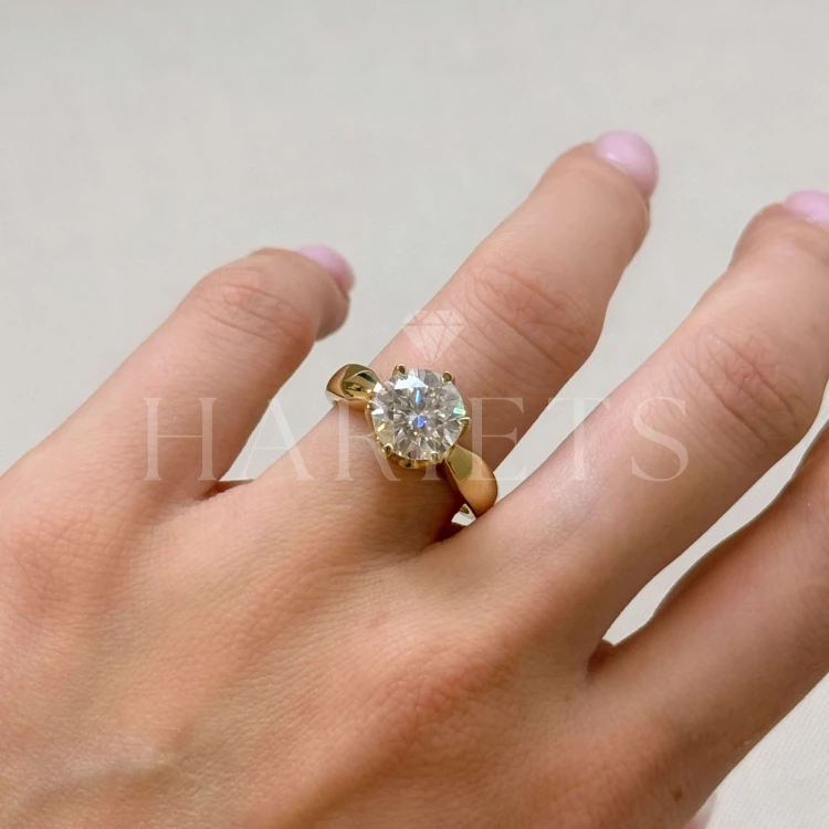 bague-de-fiancailles-solitaire-whisper-moissanite-3ct-taille-brillant-doigt-or-jaune-hariets.jpg