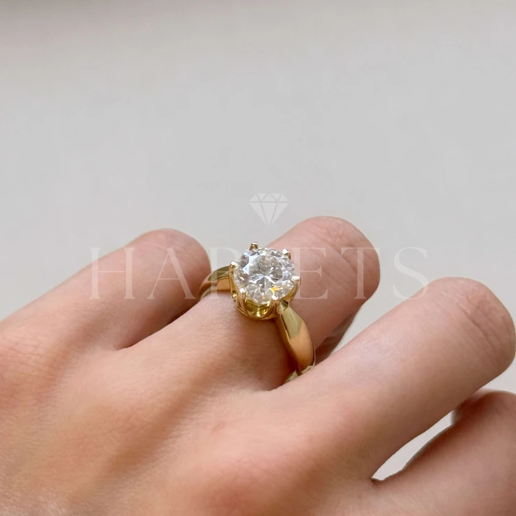 bague-de-fiancailles-solitaire-whisper-moissanite-3ct-taille-brillant-doigt-cote-or-jaune-hariets.jpg