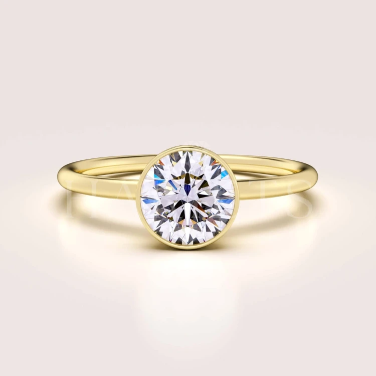 bague-de-fiancailles-bezel-hope-moissanite-1ct-taille-brillant-argent-dore-hariets.jpg