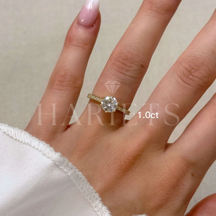 bague-de-fiancailles-halo-pave-moissanite-1ct-taille-brillant-doigt-or-jaune-hariets.jpg