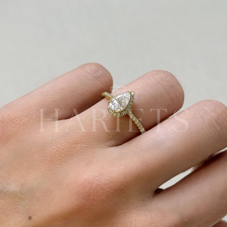 bague-de-fiancailles-halo-moissanite-1ct-taille-poire-au-doigt-cote-or-jaune-hariets.jpg