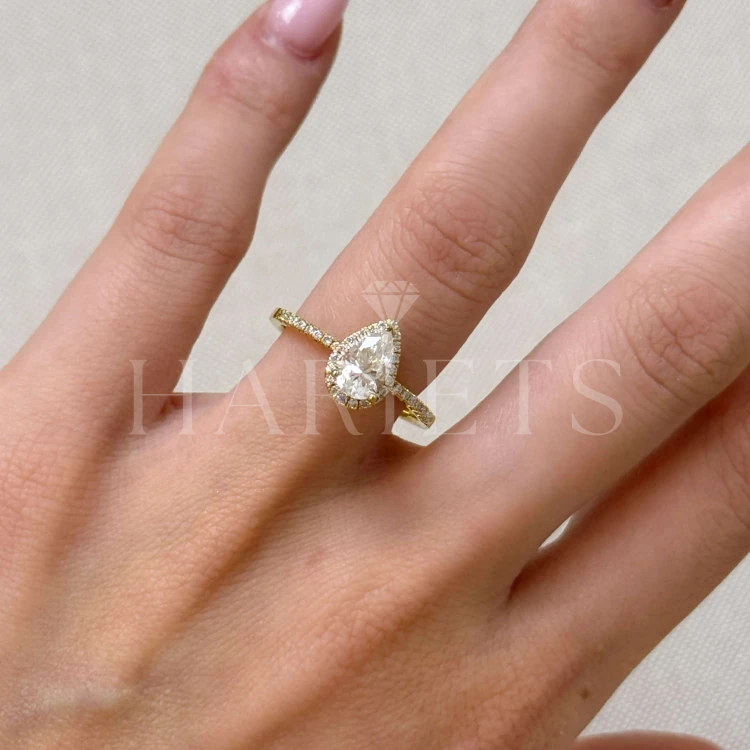 bague-de-fiancailles-halo-moissanite-1ct-taille-poire-au-doigt-or-jaune-hariets.jpg