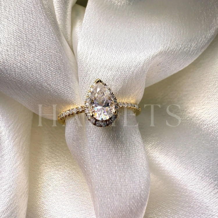 bague-de-fiancailles-halo-moissanite-1ct-taille-poire-gros-plan-or-jaune-hariets.jpg